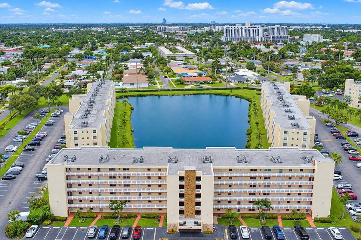 321 SE 3rd St #302, Dania Beach: photo 1 of 20