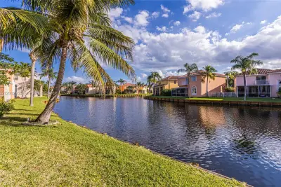 1540 N Trafalgar Cir, Hollywood: photo 1 of 24