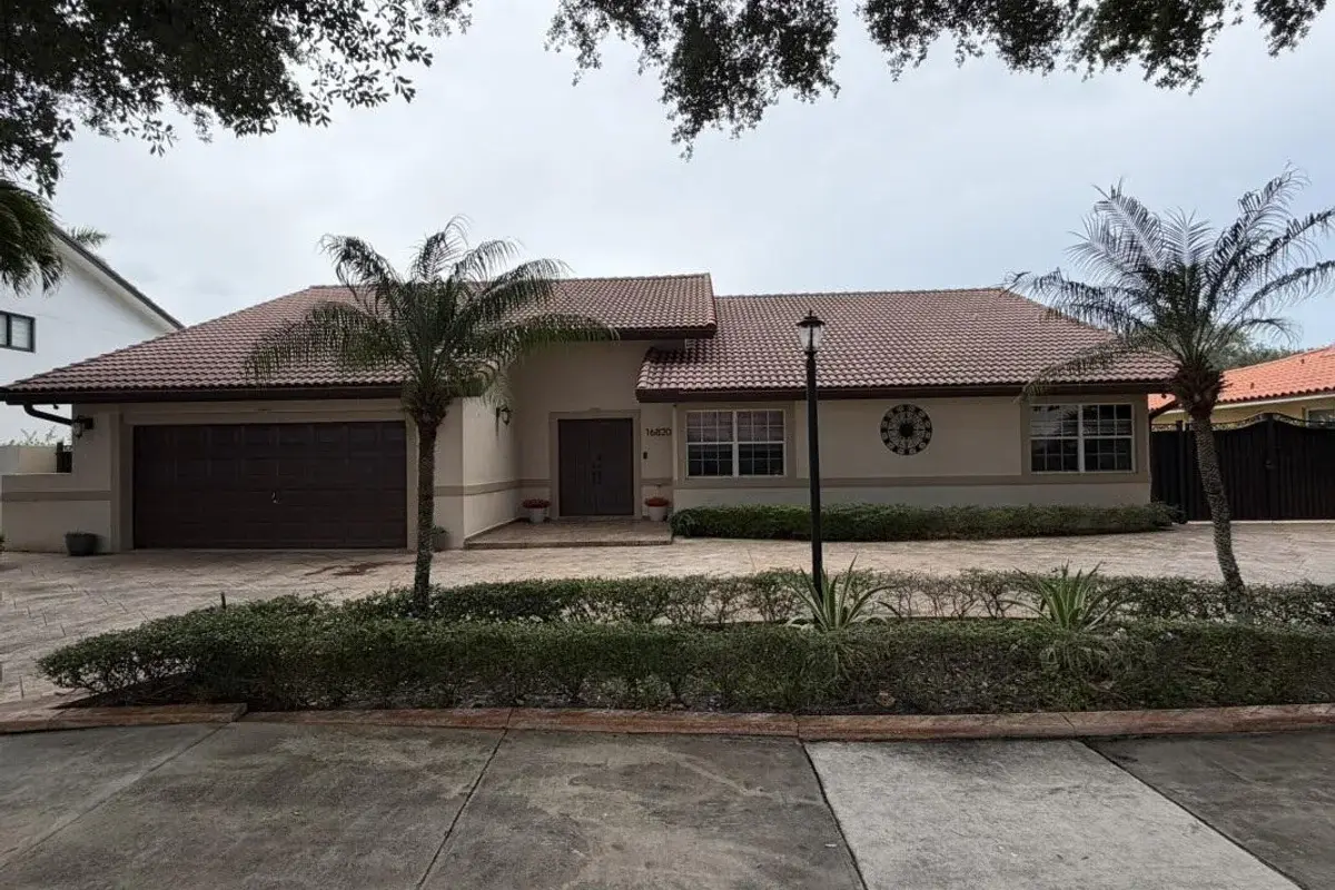 16820 NW 80th Ct, Hialeah: photo 1 of 45