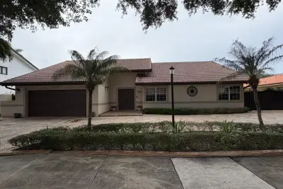16820 NW 80th Ct, Hialeah: photo 1 of 45