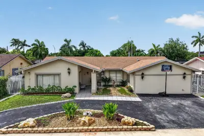 910 NE 205th St, Miami: photo 1 of 43