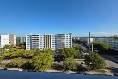 319 NE 14th Ave #702, Hallandale Beach: photo 1 of 31