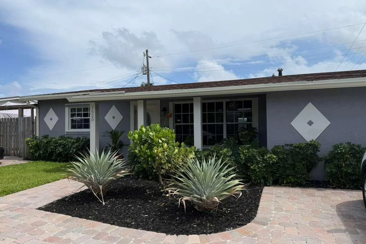 1520 NE 35th St, Pompano Beach: photo 1 of 18