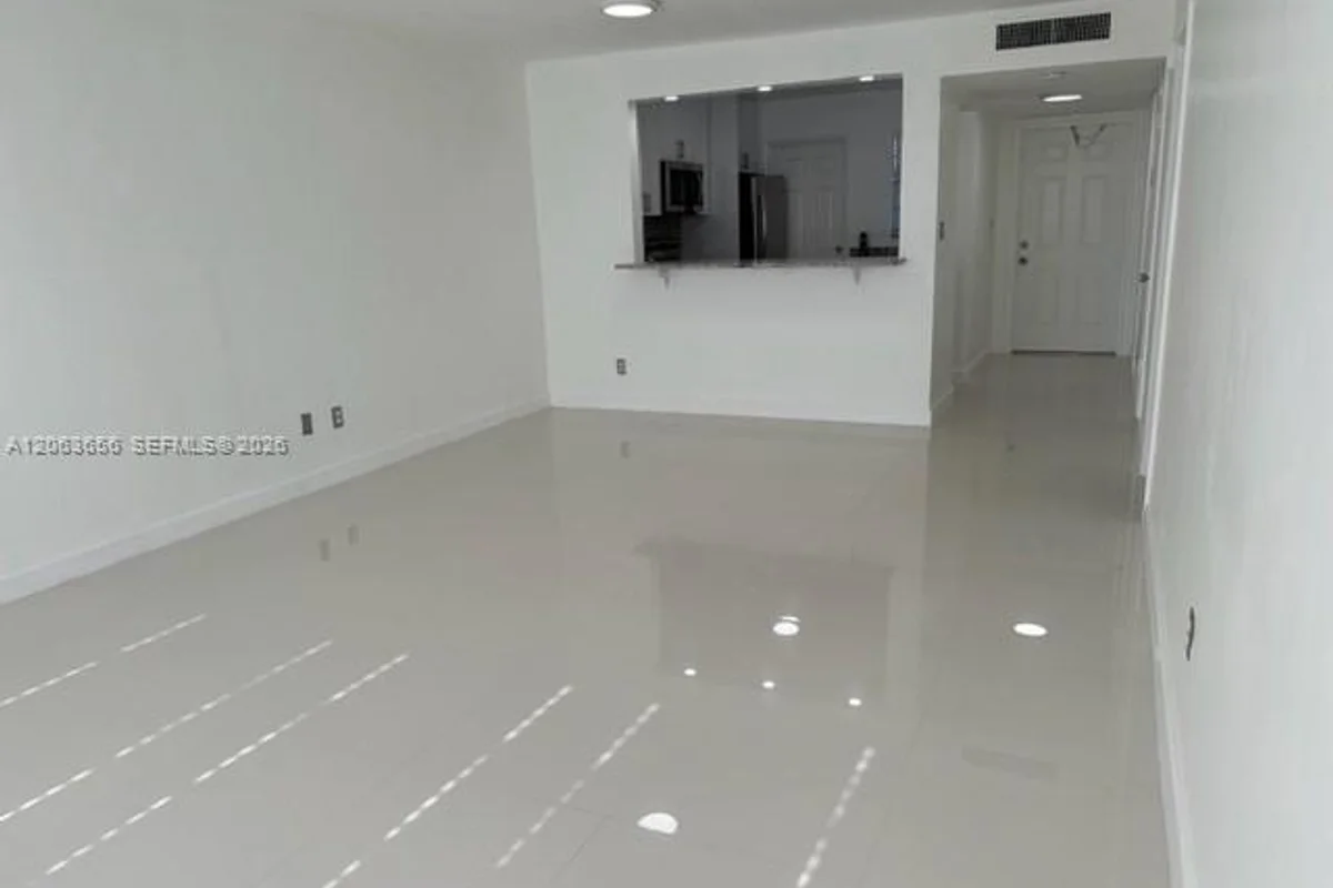 Condo in Miami: photo 1 of 16