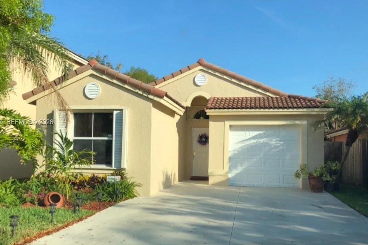 2065 SE 14th St, Homestead: photo 1 of 39