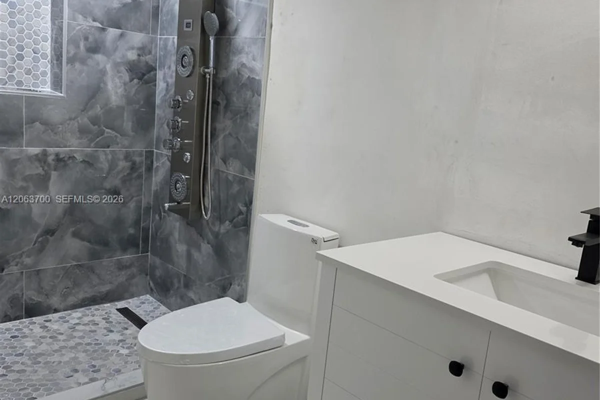 1201 NE 191st St #G216, Miami: photo 1 of 2