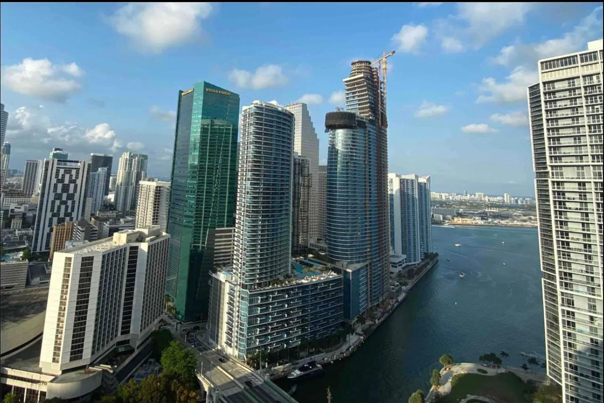 55 SE 6th St #4007, Miami: photo 1 of 15