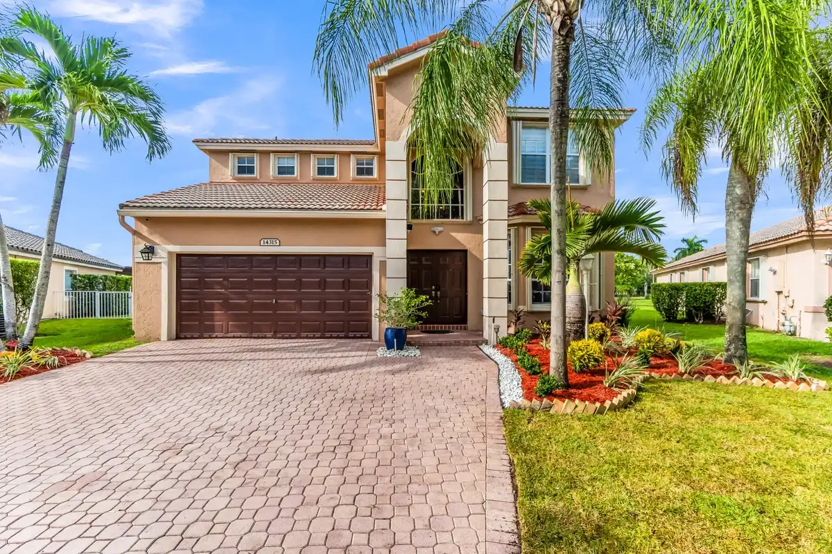 14315 NW 16th Ct, Pembroke Pines: photo 1 of 35
