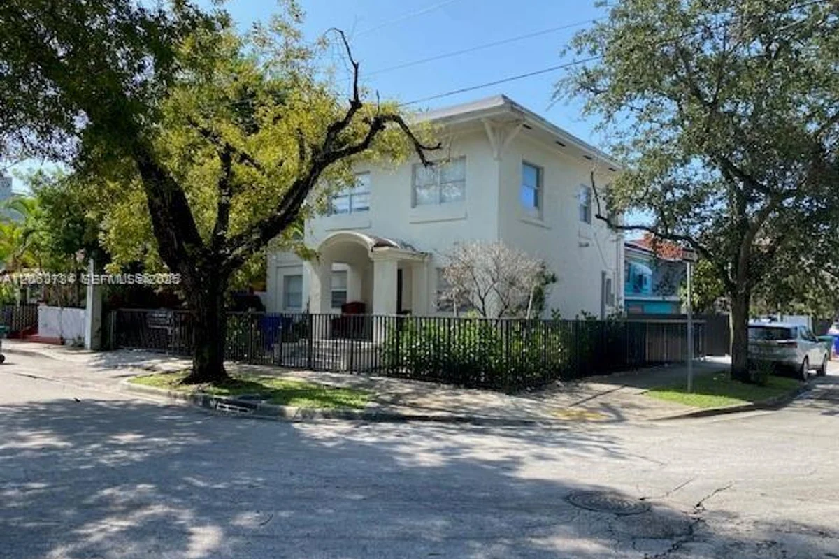 876 SW 2nd St, Miami: photo 1 of 9