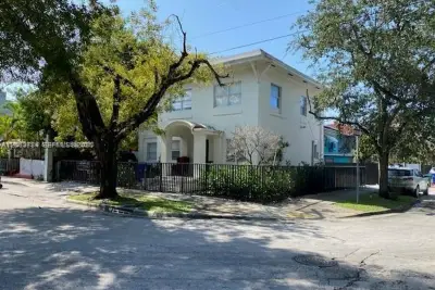 876 SW 2nd St, Miami: photo 1 of 9