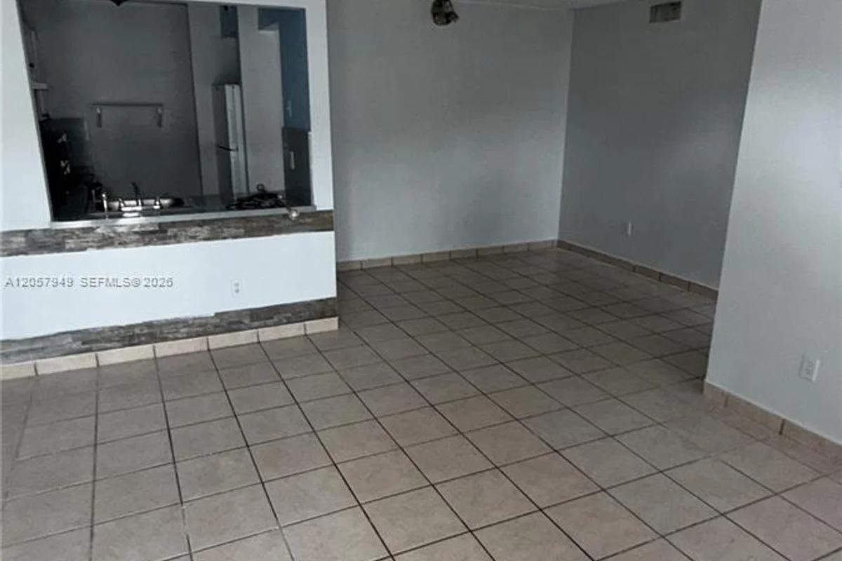 Condo in Miami: photo 1 of 9