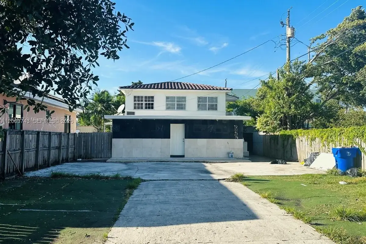 2215 NW 33rd St, Miami: photo 1 of 18