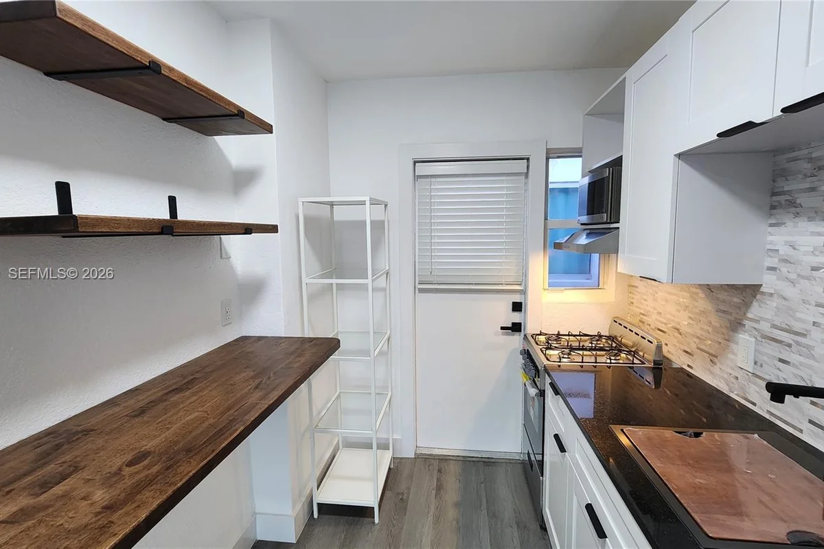 300 74th St #14, Miami Beach: photo 1 of 35