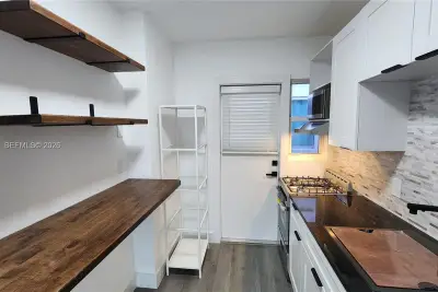 300 74th St #14, Miami Beach: photo 1 of 35