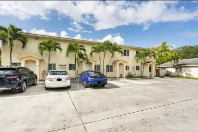 925 SW 8th St #A, Hallandale Beach: photo 1 of 20