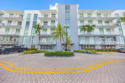 2100 Van Buren St #206, Hollywood: photo 1 of 28