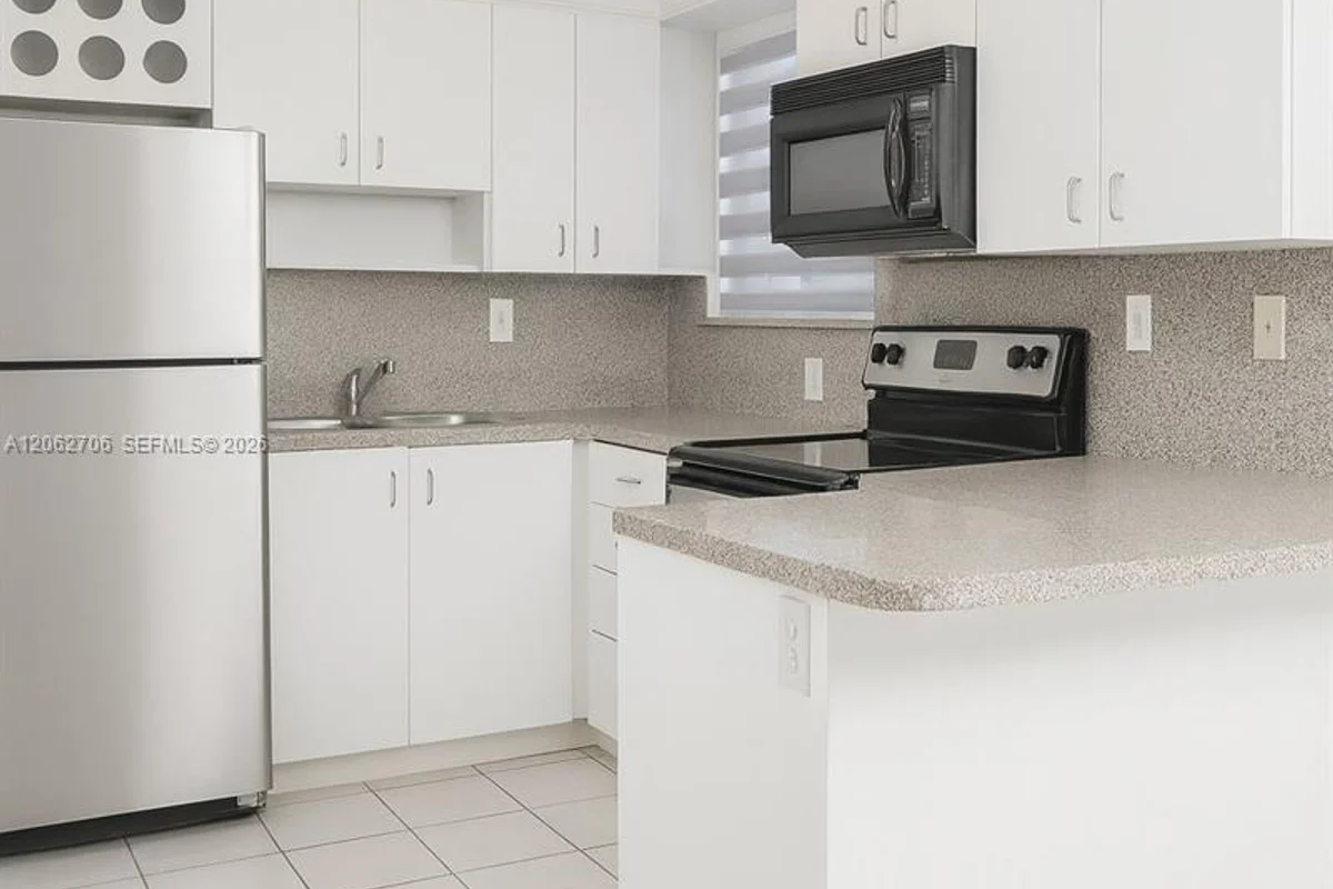 8170 NW 10th St #2, Miami: photo 1 of 10