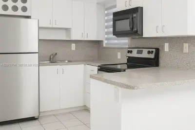 8170 NW 10th St #2, Miami: photo 1 of 10