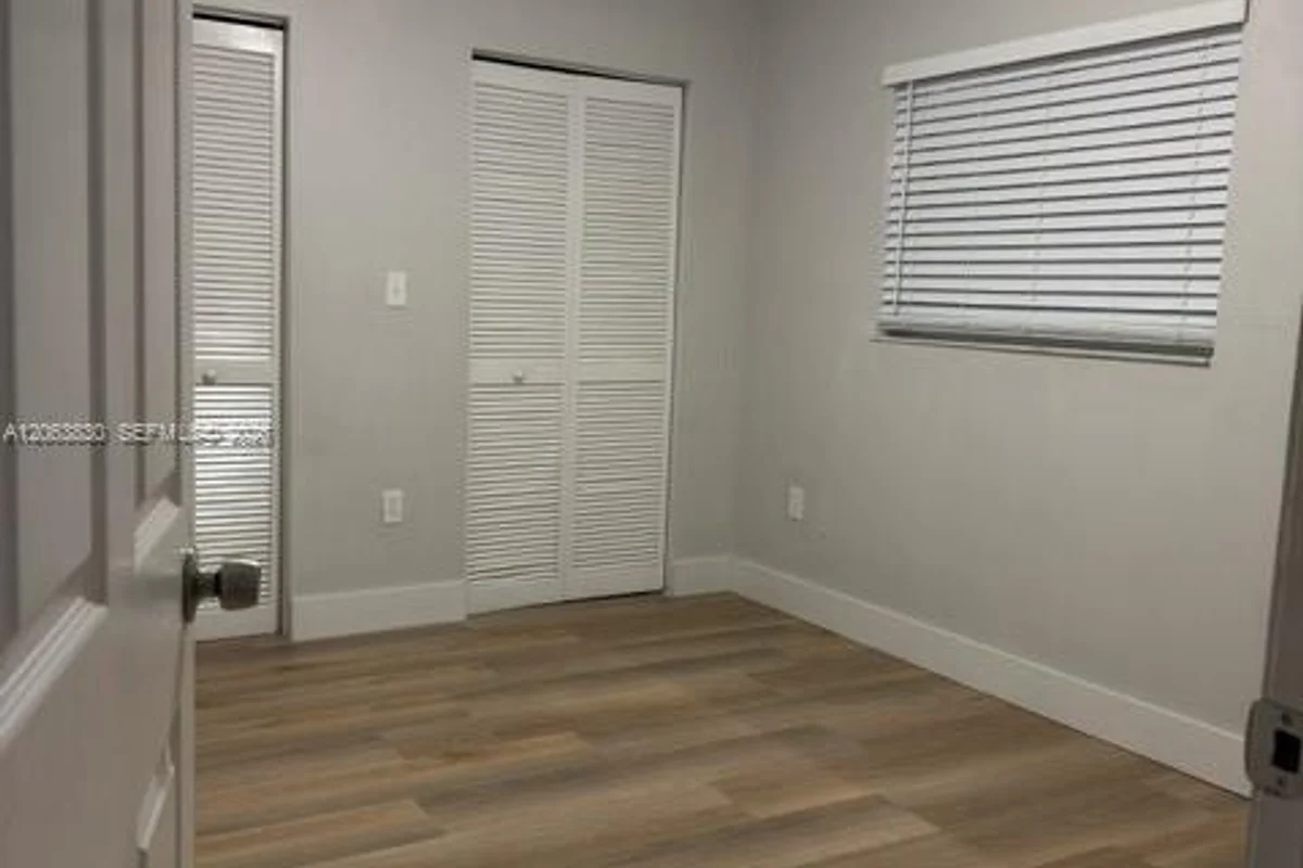 1930 SW 2nd St #1, Miami: photo 1 of 3