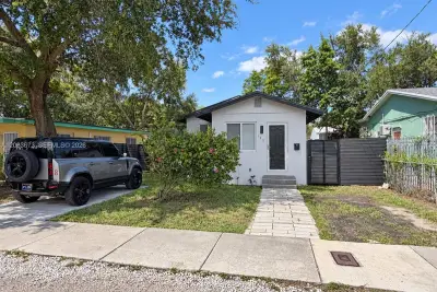 135 NW 68th St, Miami: photo 1 of 28