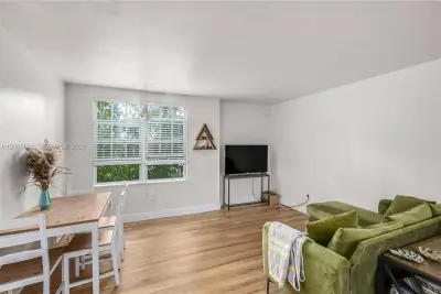 932 7th St #932A, Miami Beach: photo 1 of 21