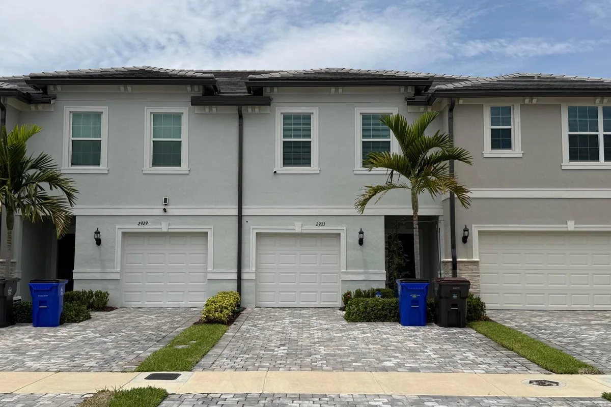 2933 Olivia Ave, Lauderdale Lakes: photo 1 of 27