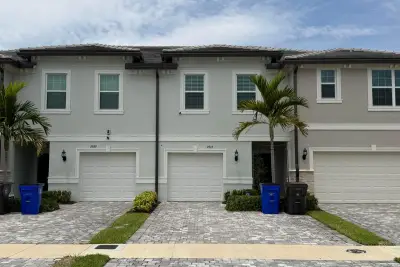 2933 Olivia Ave, Lauderdale Lakes: photo 1 of 27