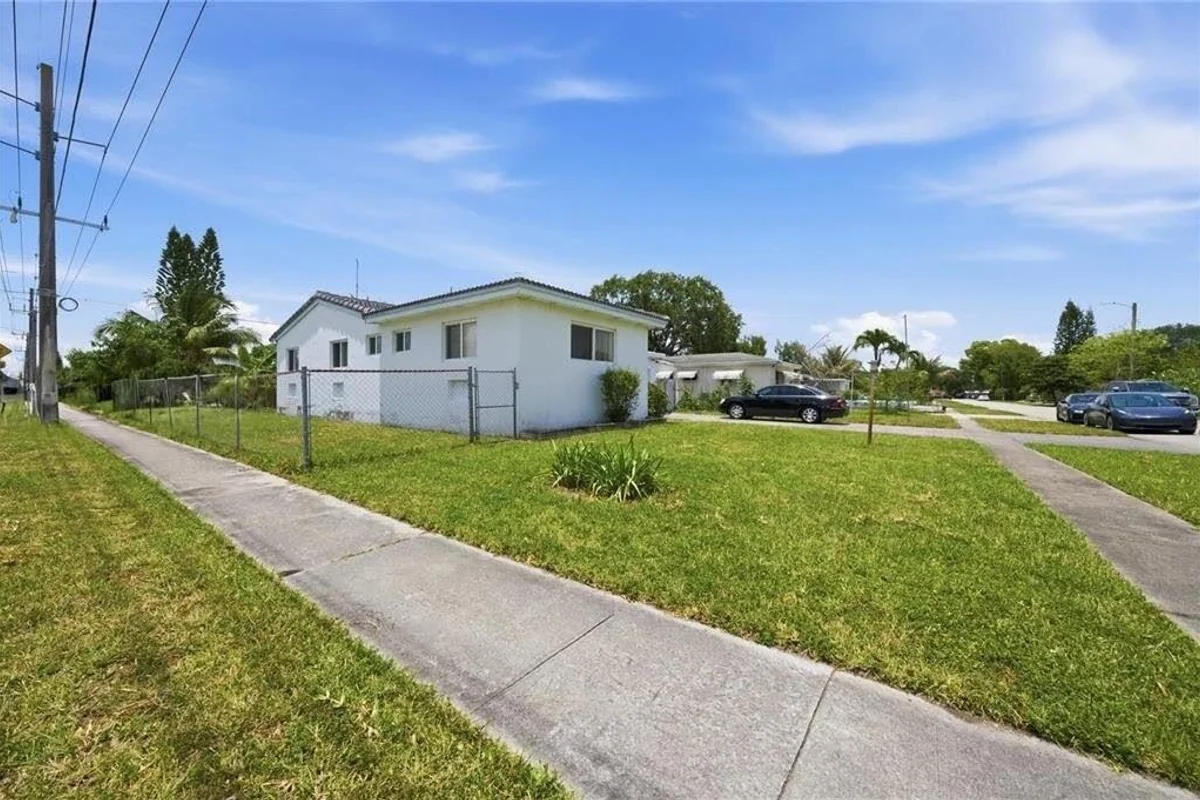 2300 N 57th Ter, Hollywood: photo 1 of 25