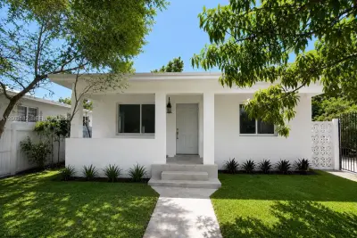 812 NW 67th St, Miami: photo 1 of 6