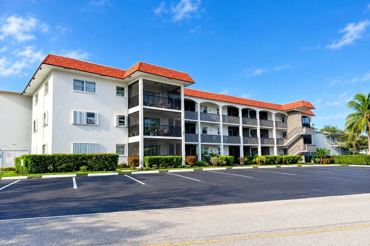 651 Pine Dr #101, Pompano Beach: photo 1 of 6