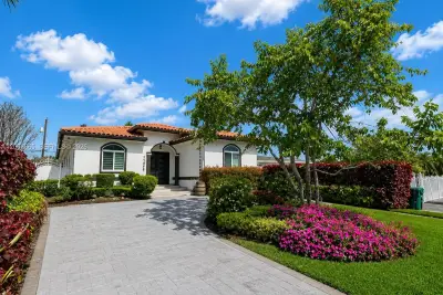 11845 SW 3rd St, Miami: photo 1 of 3