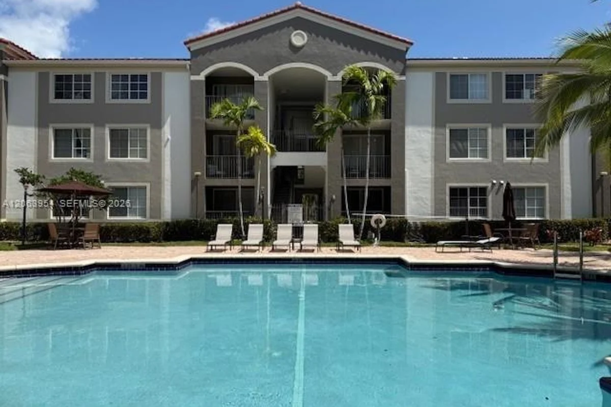 6831 SW 44th St #203, Miami: photo 1 of 24