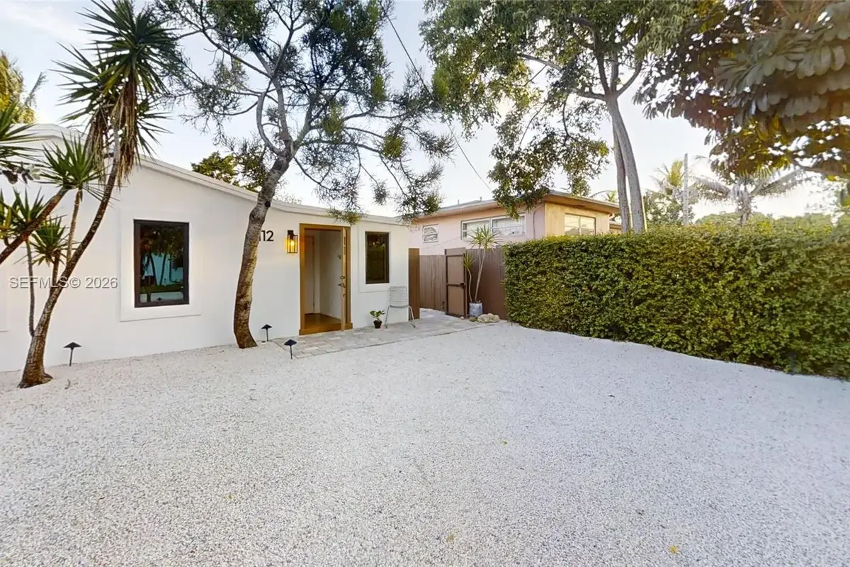 1112 NE 111th St, Miami: photo 1 of 25