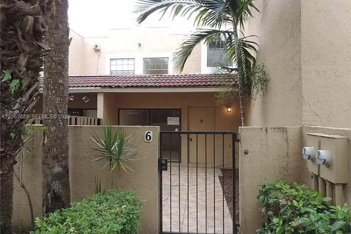 10475 SW 153rd Ct #6, Miami: photo 1 of 5