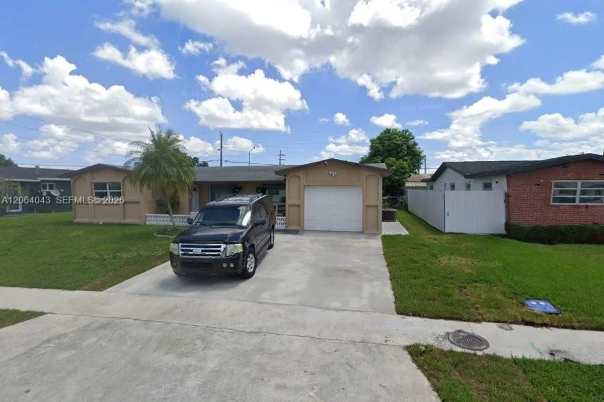 711 SW 64th Pkwy, Pembroke Pines: photo 1 of 10