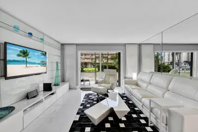 2600 Diana Dr #121, Hallandale Beach: photo 1 of 29