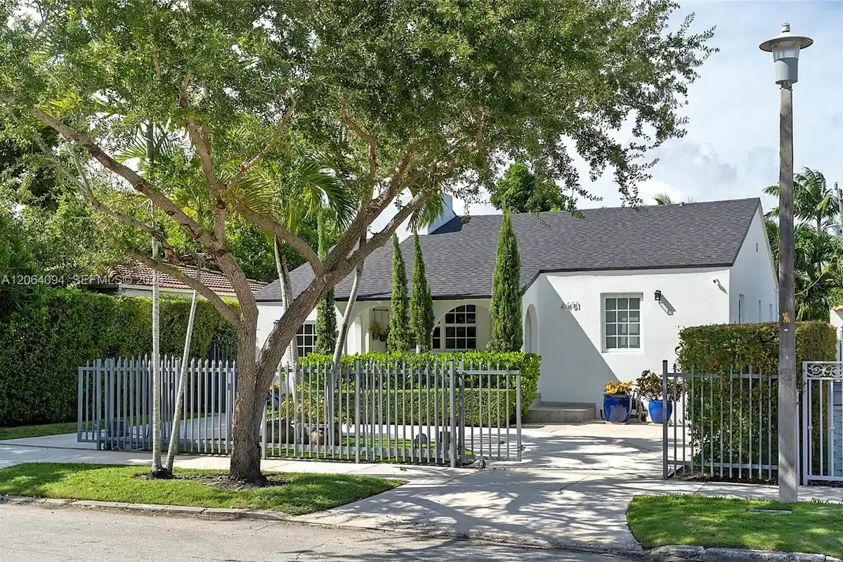 2451 SW 25th St, Miami: photo 1 of 55