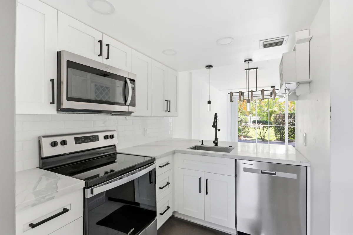 118 Royal Park Dr #1B, Oakland Park: photo 1 of 9