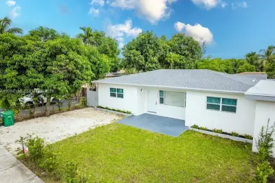 320 NE 160th St, Miami: photo 1 of 50