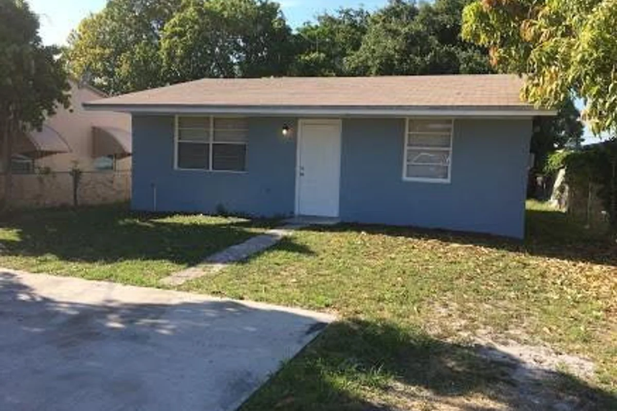 708 NW 6th St, Hallandale Beach: photo 1 of 8