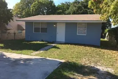 708 NW 6th St, Hallandale Beach: photo 1 of 8
