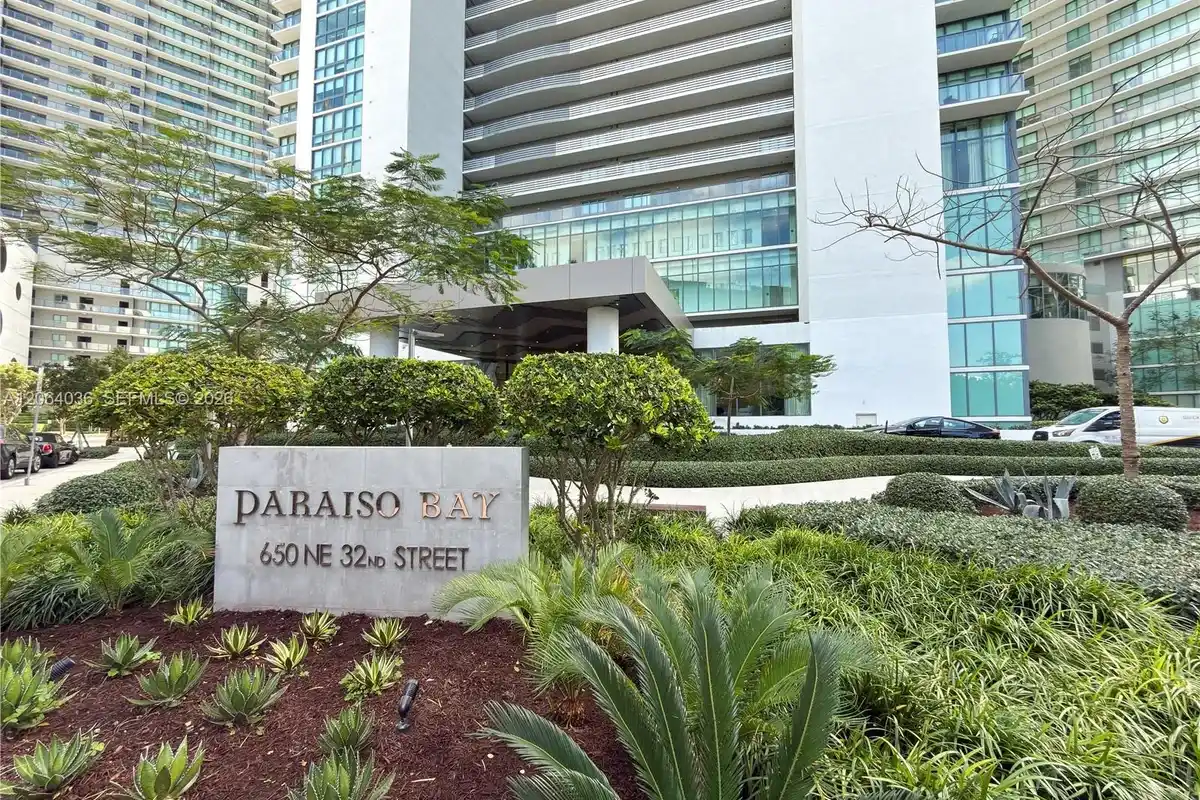 650 NE 32nd St #802, Miami: photo 1 of 29