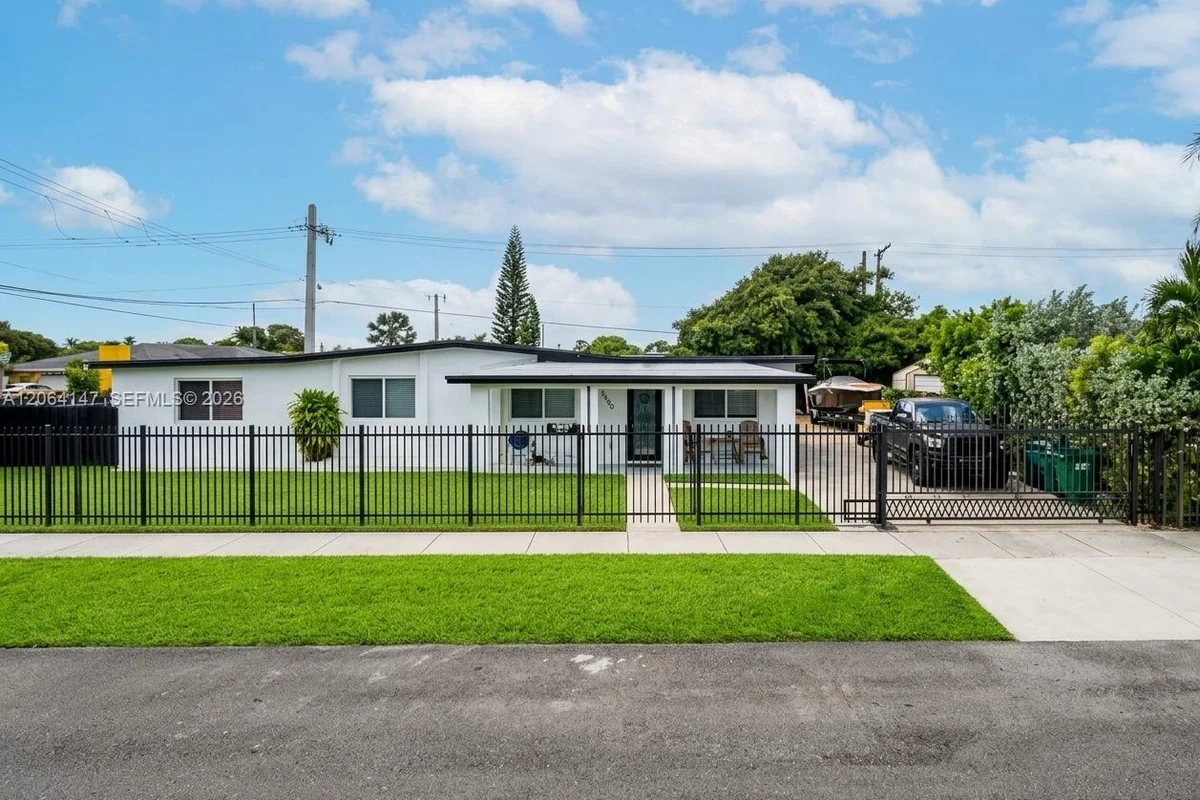 10860 SW 217th Ter, Miami: photo 1 of 24