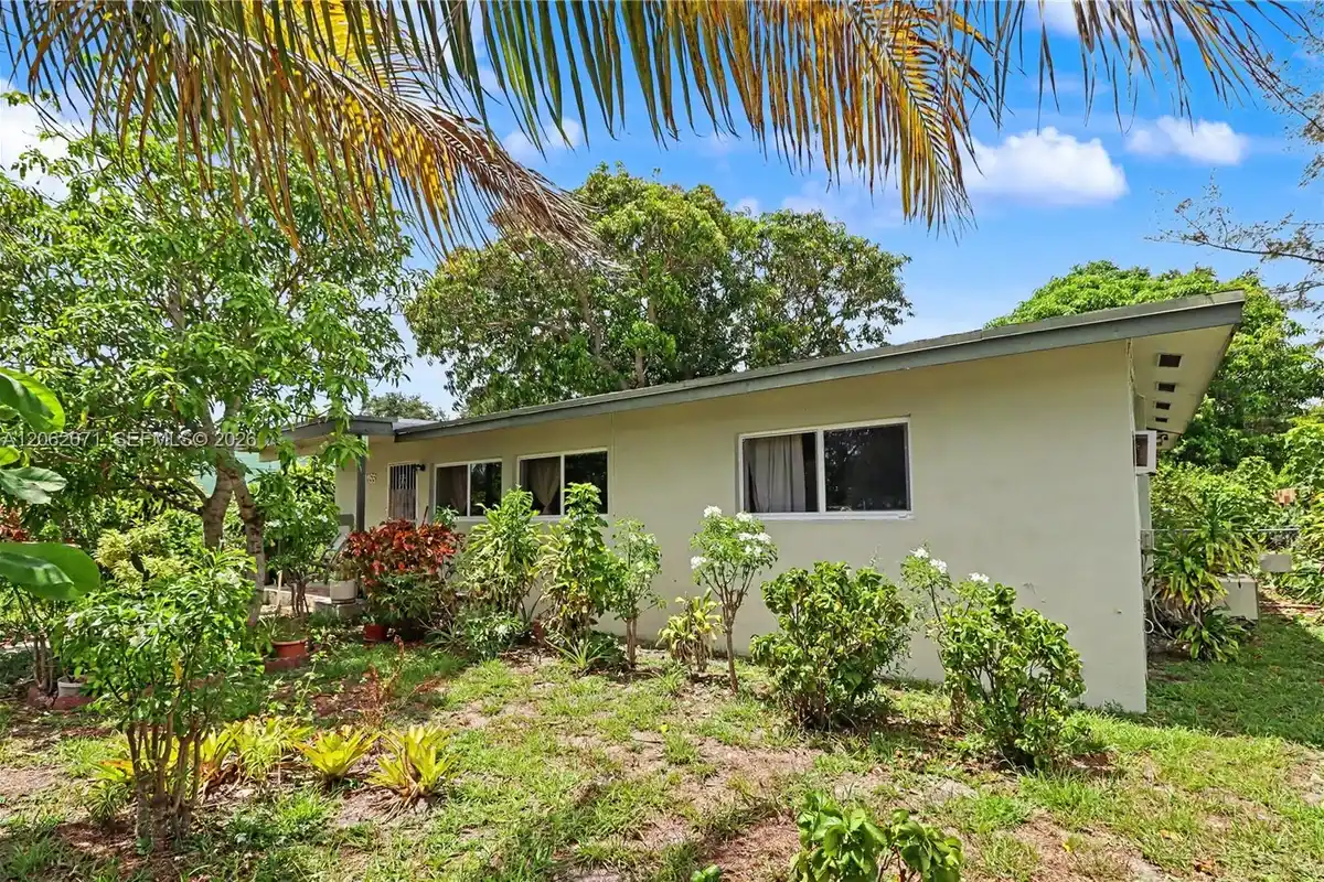 1155 NE 136th St, North Miami: photo 1 of 20