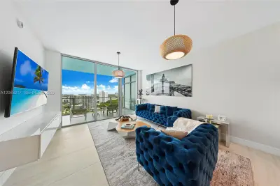 2411 Laguna Cir #2010, Miami: photo 1 of 23