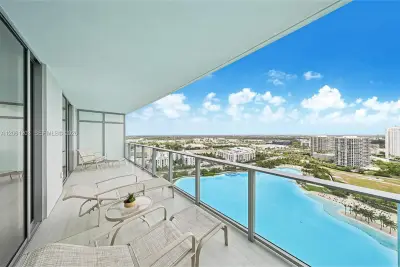 2411 Laguna Cir #2010, Miami: photo 1 of 22