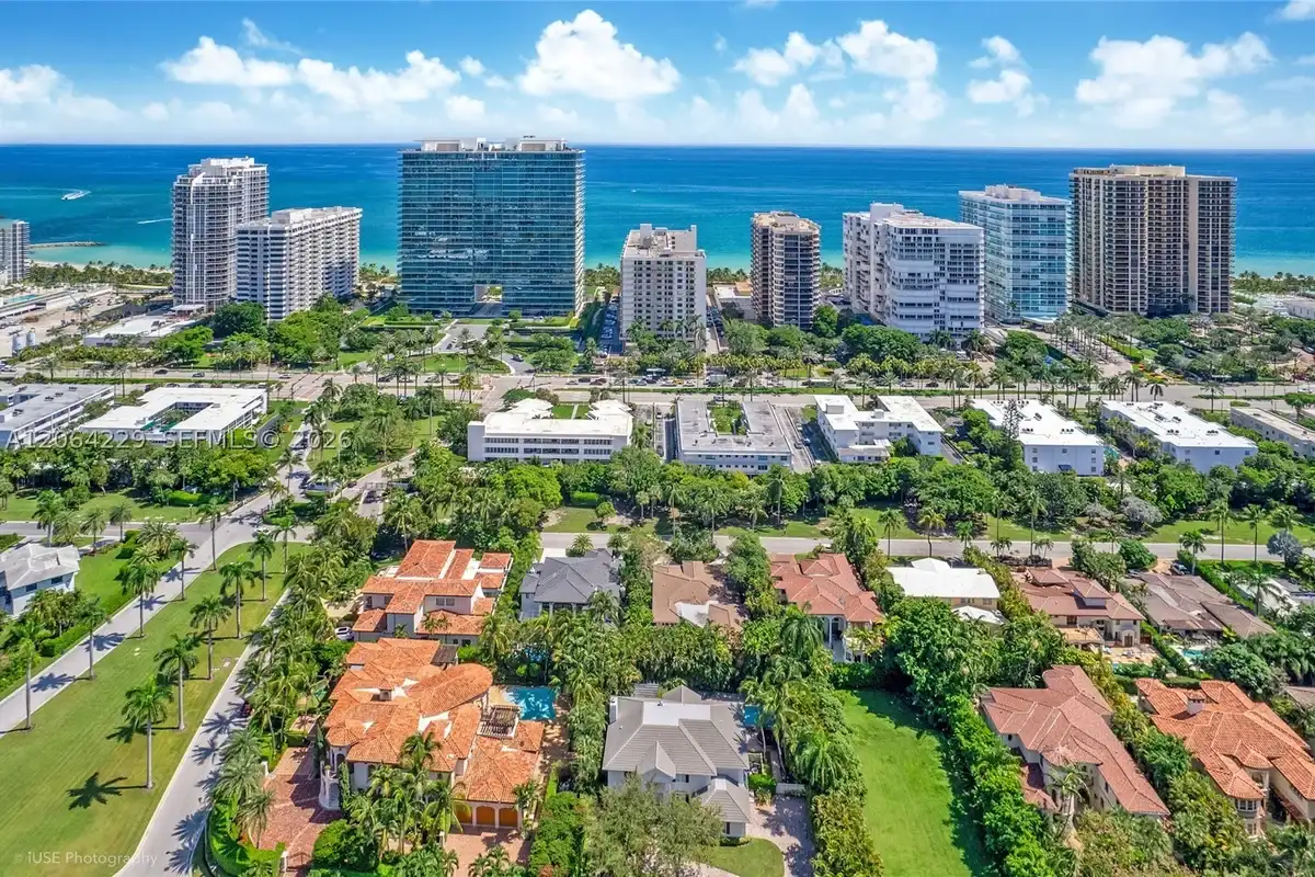 52 Camden Dr, Bal Harbour: photo 1 of 43