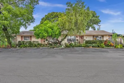 560-564 NE 35th St, Oakland Park: photo 1 of 53