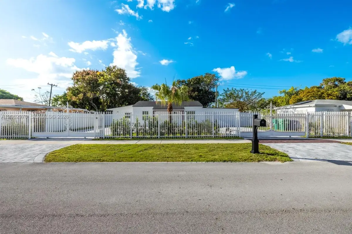 10050 SW 171st St, Miami: photo 1 of 32