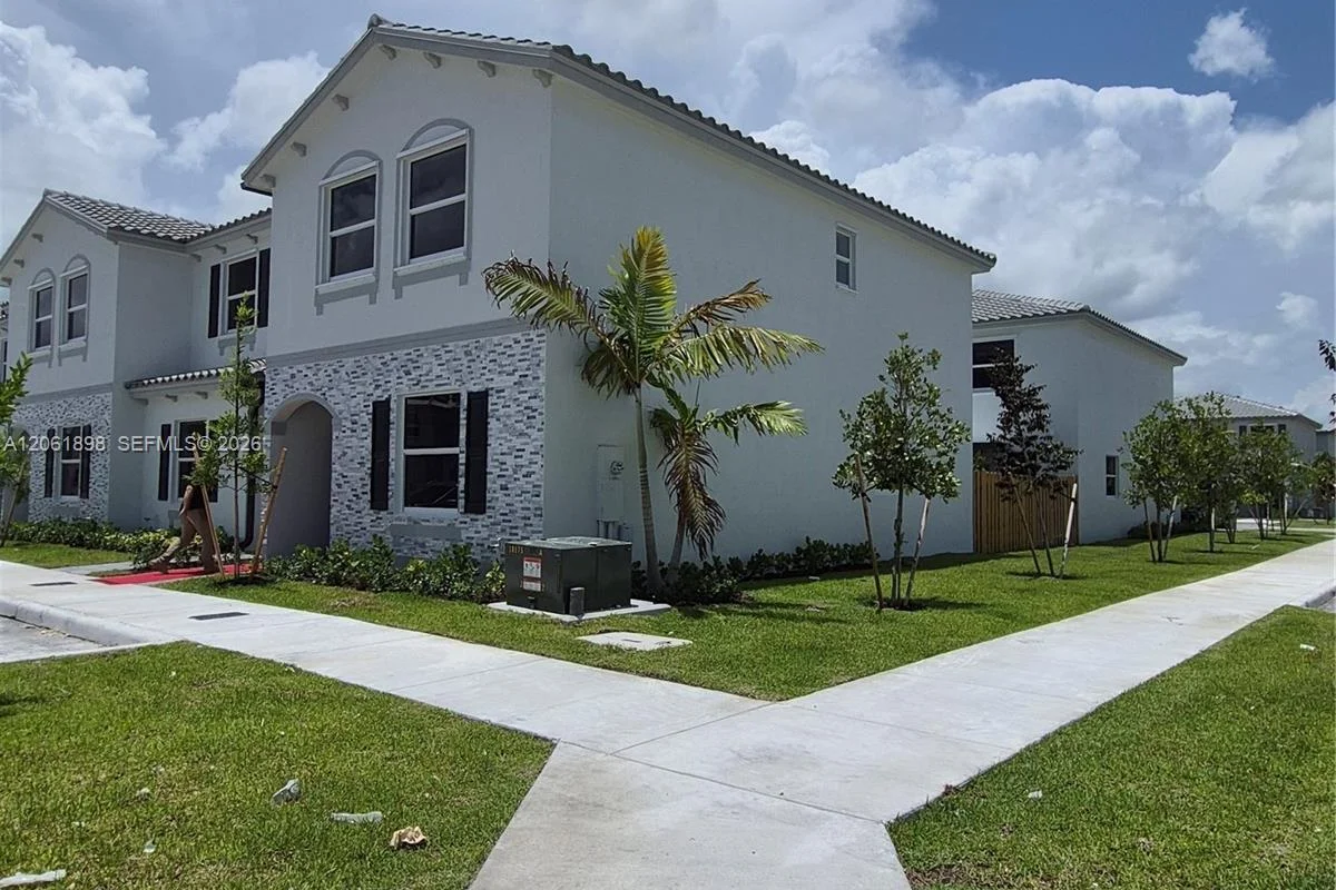 Townhouse in Florida City: photo 1 of 13